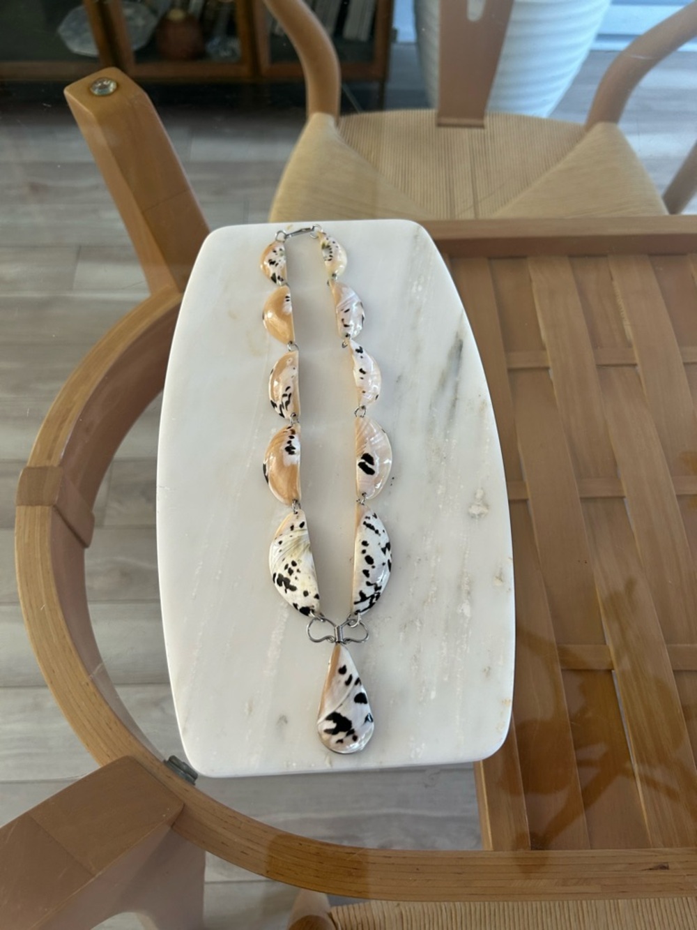 Sheashell Necklace. Measurements in pictures. Smoke free home.